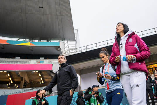Head coach Jorge Vilda and Jennifer Hermoso of the Spanish