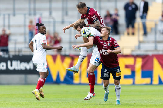 Skövde AIKs Mikael Mörk mot Örgrytes Marcus Haglind
