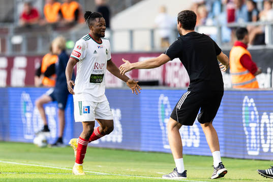 Skövde AIKs Azeez Temitope Yusuf jublar