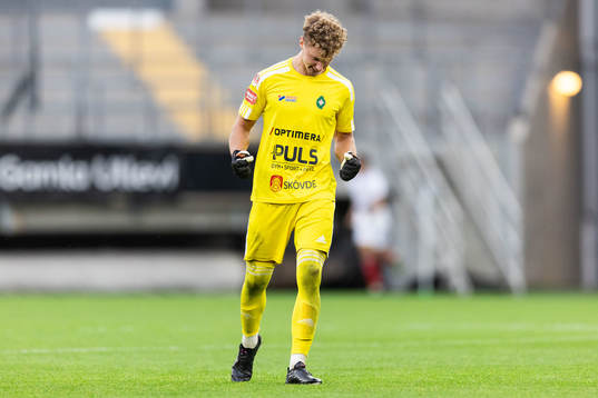 Skövde AIKs målvakt Otto Lindell jublar