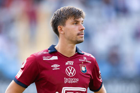 Örgrytes Daniel Paulson på line up innan fotbollsmatchen