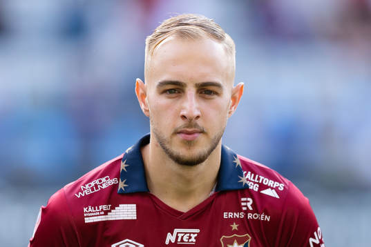 Örgrytes Amel Mujanic på line up innan fotbollsmatchen i