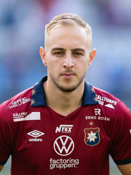 Örgrytes Amel Mujanic på line up innan fotbollsmatchen i