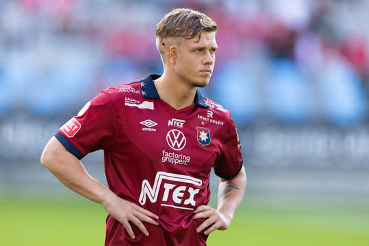 Örgrytes Kevin Holmén på line up innan fotbollsmatchen i