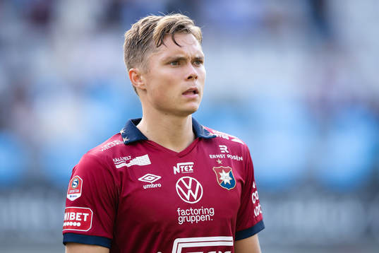 Örgrytes Linus Tagesson på line up innan fotbollsmatchen