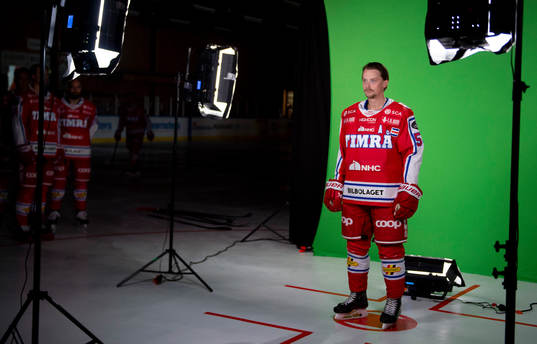 Timrås Jonathan Dahlén filmas mot en green screen