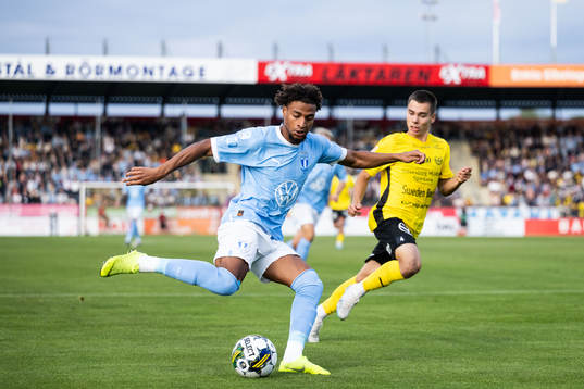 Malmö FFs Joseph Ceesay och Mjällbys Leo Walta