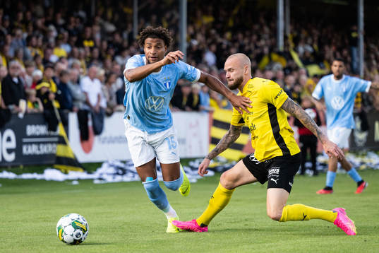 Malmö FFs Joseph Ceesay och Mjällbys Adam Ståhl