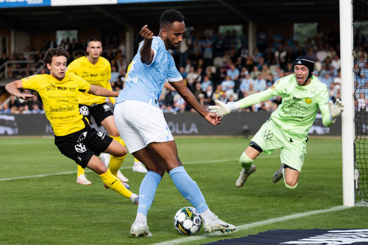 Malmö FFs Isaac Kiese Thelin mot Mjällbys Noel Törnqvist