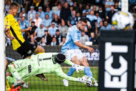 Mjällbys Noel Törnqvist mot Malmö FFs Gabriel Busanello