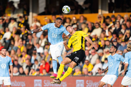 Malmö FFs Derek Cornelius och Mjällbys Jesper Gustavsson