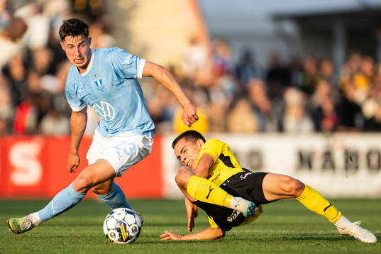 Malmö FFs Lasse Berg Johnsen och Mjällbys Leo Walta