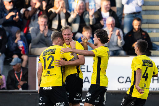 Mjällbys Herman Johansson jublar med lagkamrater