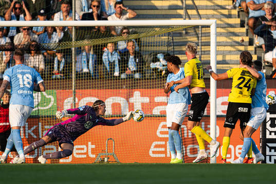 Mjällbys Herman Johansson gör 1-0 bakom Malmö FFs