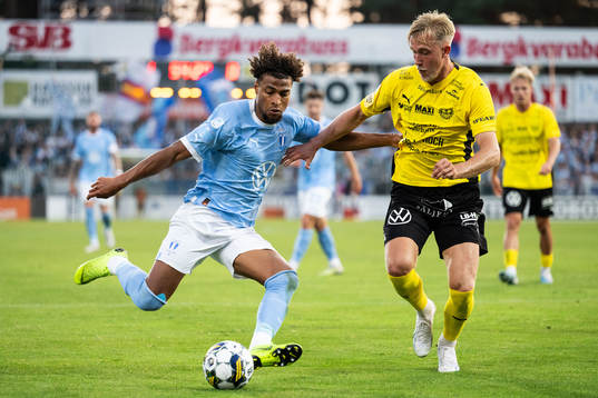 Malmö FFs Joseph Ceesay och Mjällbys Herman Johansson