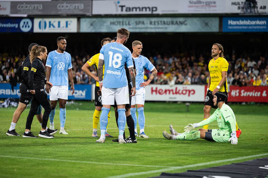 Malmö FFs Pontus Jansson och Mjällbys Noel Törnqvist