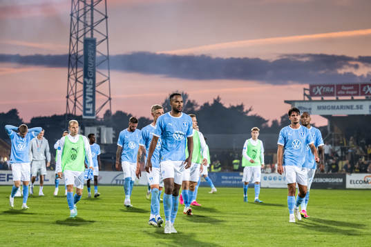 Malmö FFs spelare med Isaac Kiese Thelin (m) deppar