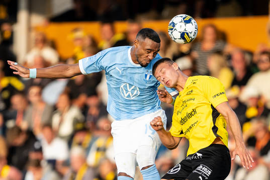 Malmö FFs Derek Cornelius och Mjällbys Jesper Gustavsson