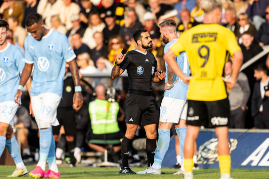 Domare Mohammed Al-Hakim i samtal med Malmö FFs Pontus