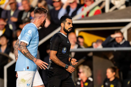 Domare Mohammed Al-Hakim i samtal med Malmö FFs Pontus