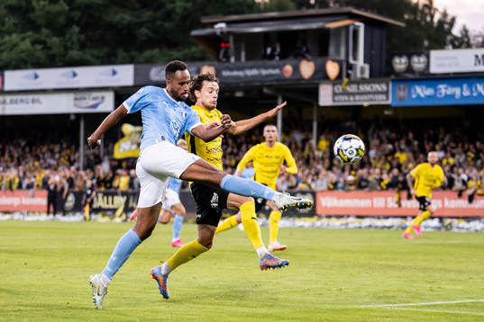 Malmö FFs Isaac Kiese Thelin och Mjällbys Colin Rösler