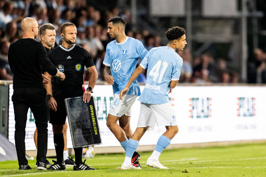 Malmö FFs Sergio Pena byter med Adrian Skogmar