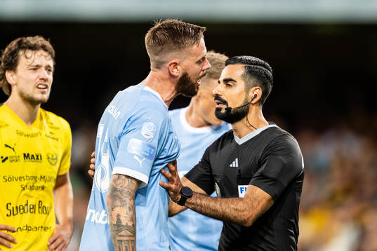 Malmö FFs Pontus Jansson och domare Mohammed Al-Hakim