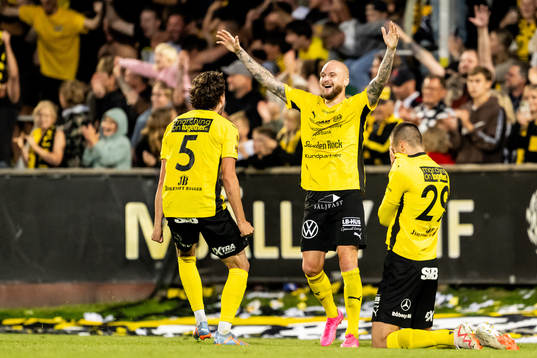 Mjällbys Colin Rösler, Adam Ståhl och Noah Eile jublar