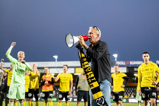 Mjällbys sportchef Hasse Larsson jublar