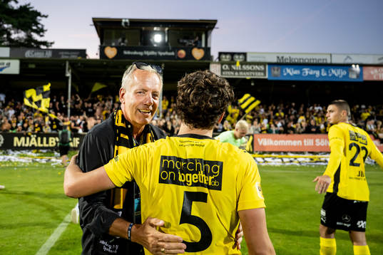 Mjällbys sportchef Hasse Larsson jublar med Colin Rösler