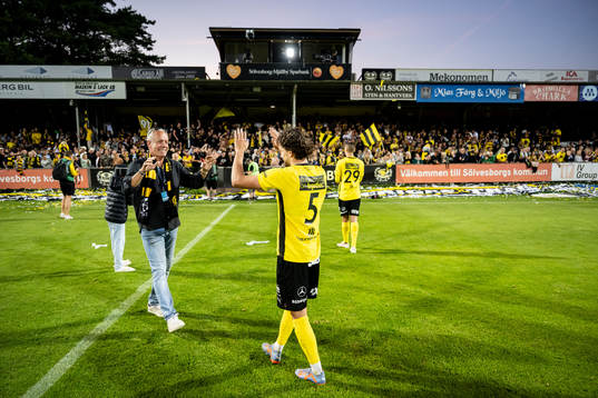 Mjällbys sportchef Hasse Larsson jublar med Colin Rösler