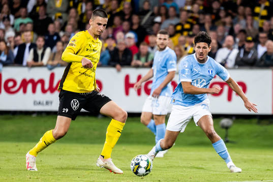 Mjällbys Noah Eile och Malmö FFs Stefano Vecchia