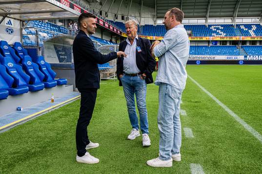 Magne Hoseth, head coach of Klaksvík, Åge Hareide and