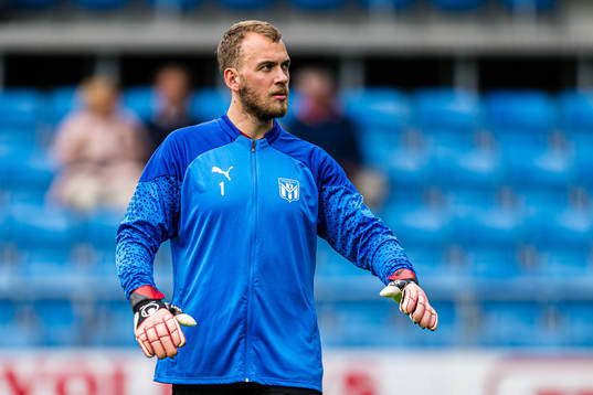 Markus Pettersen of Klaksvik warms up