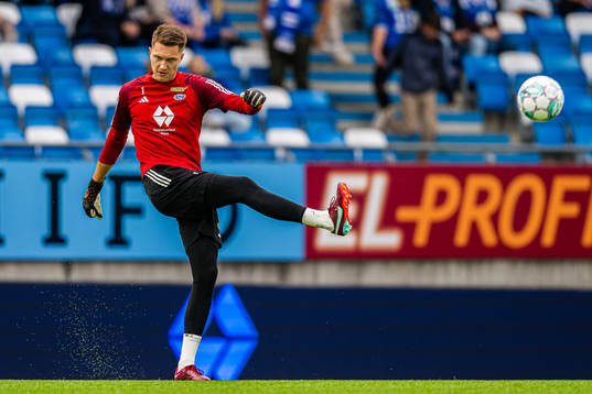 Jacob Karlstrøm of Molde warms up