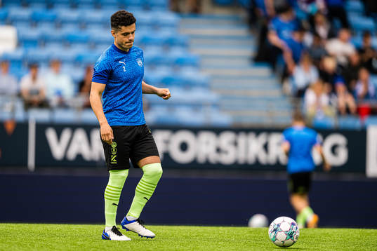 Patrick Da Silva of Klaksvik warms up