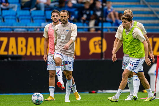 Magnus Wolff Eikrem of Molde warms up