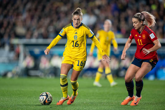 Filippa Angeldahl of Sweden and Alexia Putellas of Spain