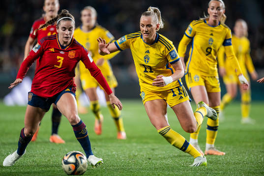 Teresa Abelleira of Spain and Stina Blackstenius of Sweden