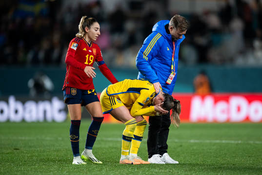 Kosovare Asllani and Head coach Peter Gerhardsson of Sweden