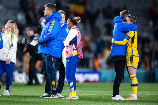 Head coach Peter Gerhardsson and Kosovare Asllani of Sweden