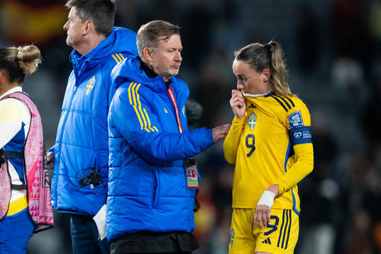 Head coach Peter Gerhardsson and Kosovare Asllani of Sweden