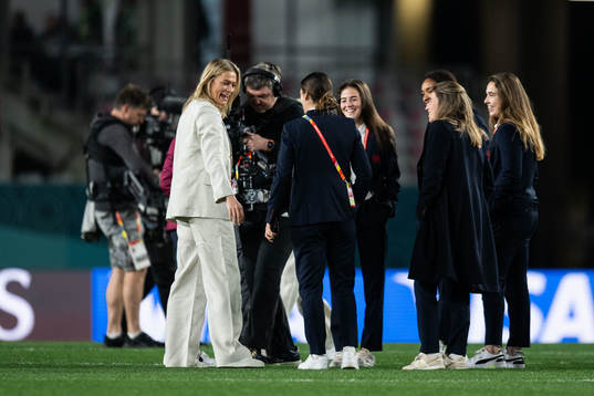 Fridolina Rolfö of Sweden with players of Spain