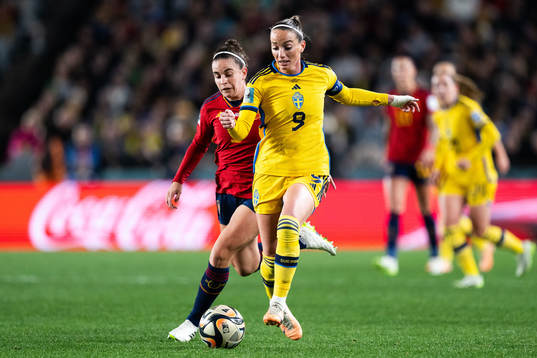Teresa Abelleira of Spain and Kosovare Asllani of Sweden