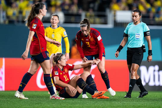 Alexia Putellas and Teresa Abelleira of Spain with  referee
