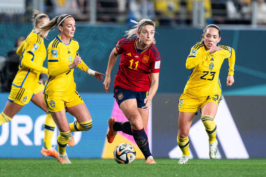 Alexia Putellas of Spain against Kosovare Asllani and Elin