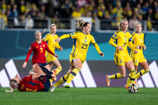 Alexia Putellas of Spain and Elin Rubensson of Sweden