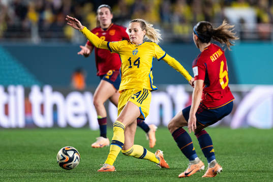 Nathalie Björn of Sweden and Aitana Bonmati of Spain