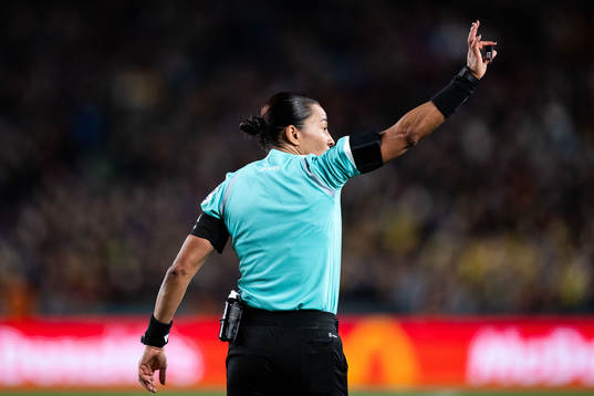 Referee Edina Alves