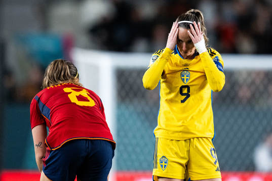 Mariona Caldentey of Spain and Kosovare Asllani of Sweden